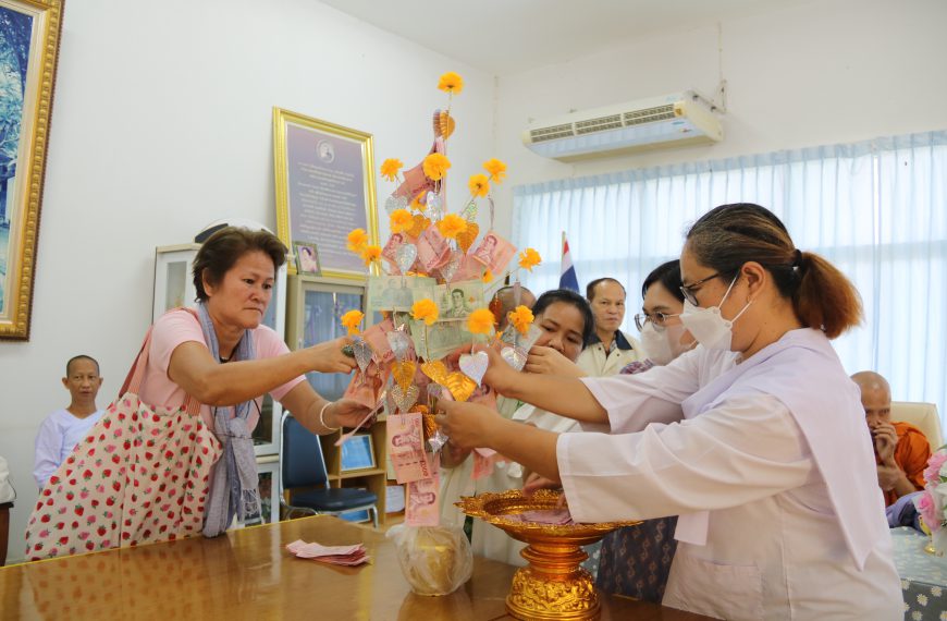 คุณศิริพร ธรรมะมงคลชัยและครอบครัวบริจาคเงินทำบุญทอดผ้าป่าสมทบทุนซื้อที่ดิน