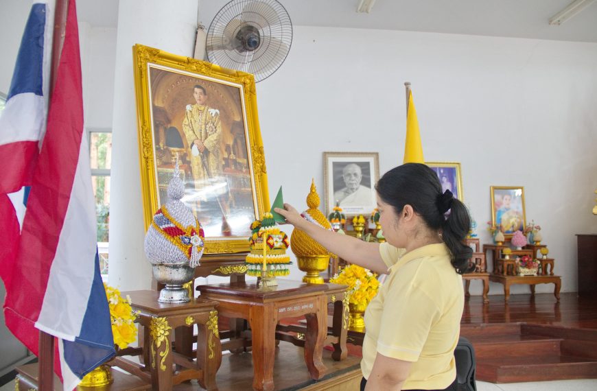 จุดเทียนพื่อถวายพระพรพระบาทสมเด็จ พระวชิรเกล้าเจ้าอยู่หัว